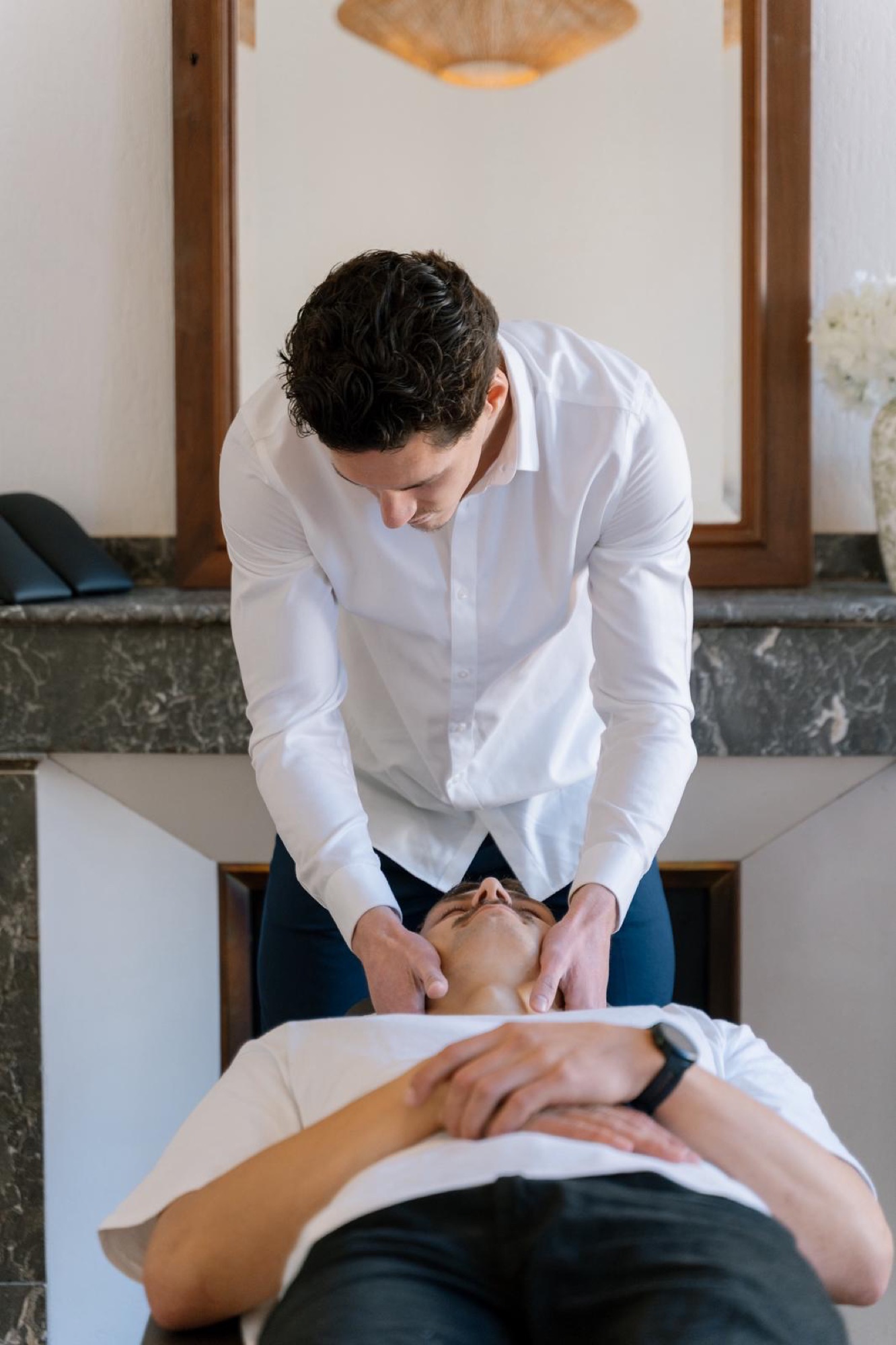 Thomas Nunes réalise un ajustement cervical précis à un patient allongé